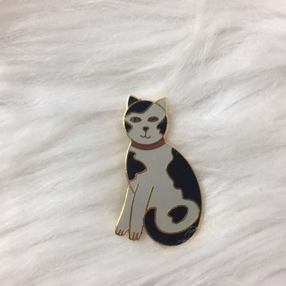 Sitting cat, 1 1/2” tall, brooch, NWOT.